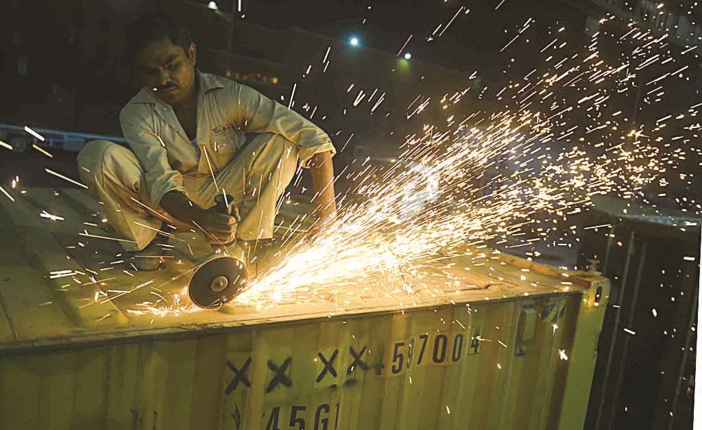 تقطيع سقف الحاوية بحثاً عن الخمور