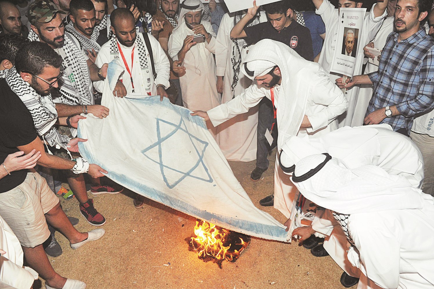 u0627u0644u0645u0634u0627u0631u0643u0648u0646 u0641u064a u0648u0642u0641u0629 u00abu0635u0645u062au0646u0627 u064au0642u062au0644 u063au0632u0629u00bb u064au062du0631u0642u0648u0646 u0627u0644u0639u0644u0645 u0627u0644u0627u0633u0631u0627u0626u064au0644u064a (u062au0635u0648u064au0631 u0646u0648u0631 u0647u0646u062fu0627u0648u064a)