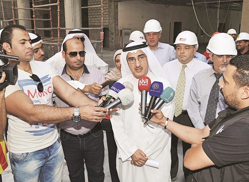 الوزير يتحدث للصحافيين