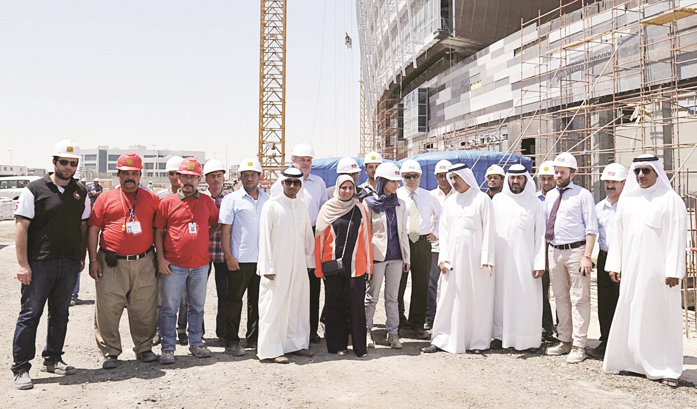 الوزير ومسؤولو الوزارة والقائمون على الموقع في لقطة جماعية (تصوير طارق عزالدين)