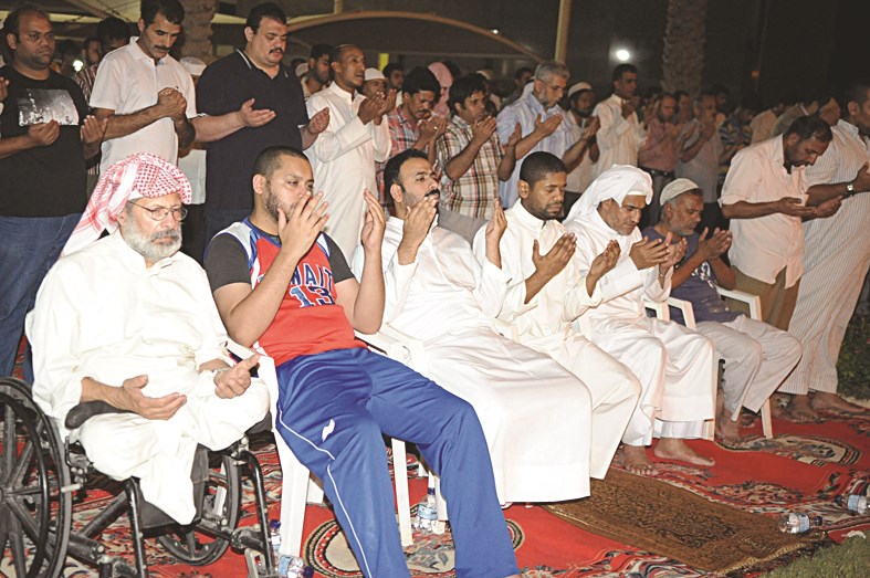 مصلون خارج المسجد