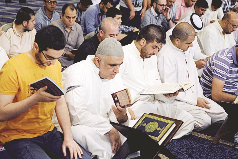 بعض المصلين ينهلون من كتاب الله