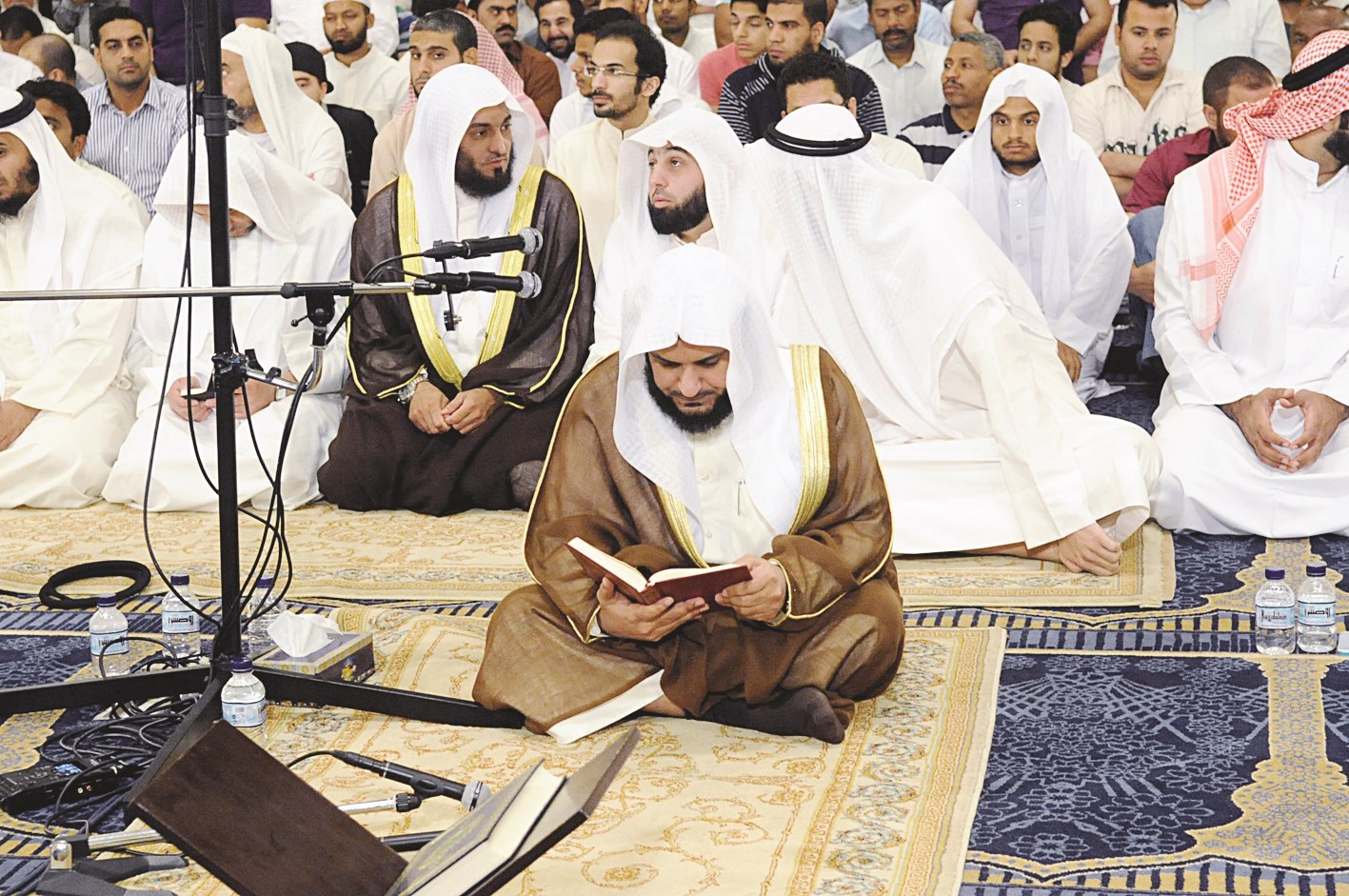 العفاسي يتلو ما تيسر من القرآن الكريم في فترة الاستراحة   (تصوير كرم ذياب)