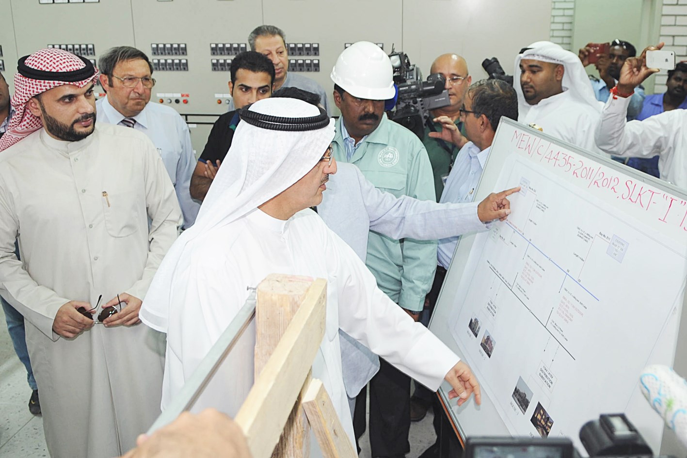 ... ويستعرض مخططاً في المحطة  (تصوير كرم ذياب)