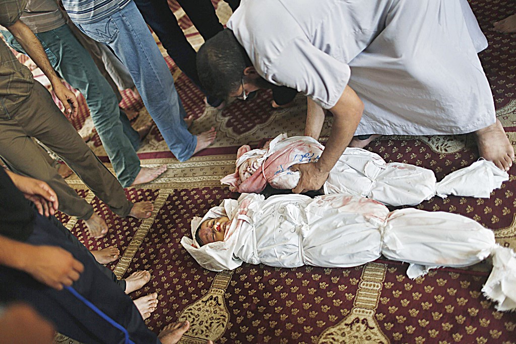 u062cu062bu062au0627 u0627u0644u0637u0641u0644u064au0646 u0639u0628u062fu0627u0644u0631u062du0645u0646 u0639u0628u062f u0627u0644u0646u0628u064a (u0639u0627u0645 u0648u0627u062du062f) u0648u0647u0627u062fu064a u0639u0628u062fu0627u0644u0646u0628u064a (3 u0627u0639u0648u0627u0645) u0627u0644u0644u0630u064au0646 u0642u062au0644u0627 u0641u064a u063au0627u0631u0629 u0639u0644u0649 u063au0632u0629 u0642u0628u064au0644 u062fu0641u0646u0647u0645u0627  (u0631u0648u064au062au0631u0632)