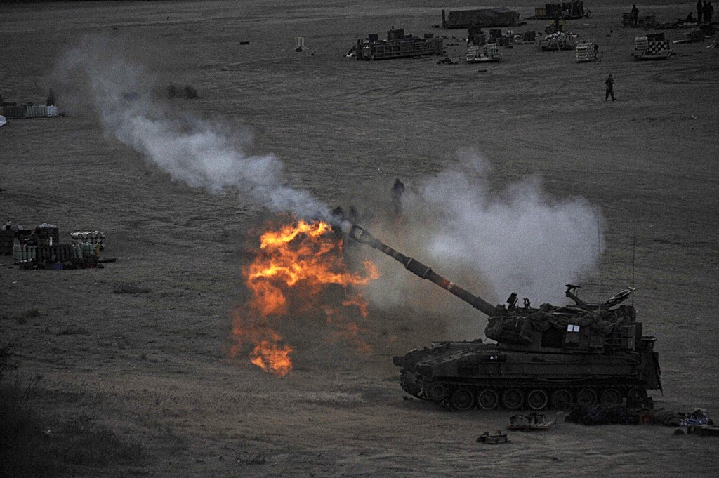دبابة تطلق قذيفة على غزة  (ا ف ب)