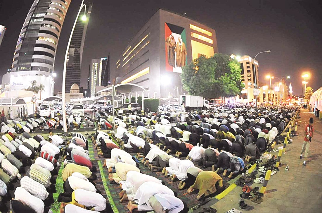 الساحات المحيطة بالمسجد الكبير غصت بالمصلين