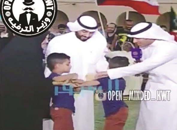 محاولات للتهدئة والتفريق بين الشقيقين