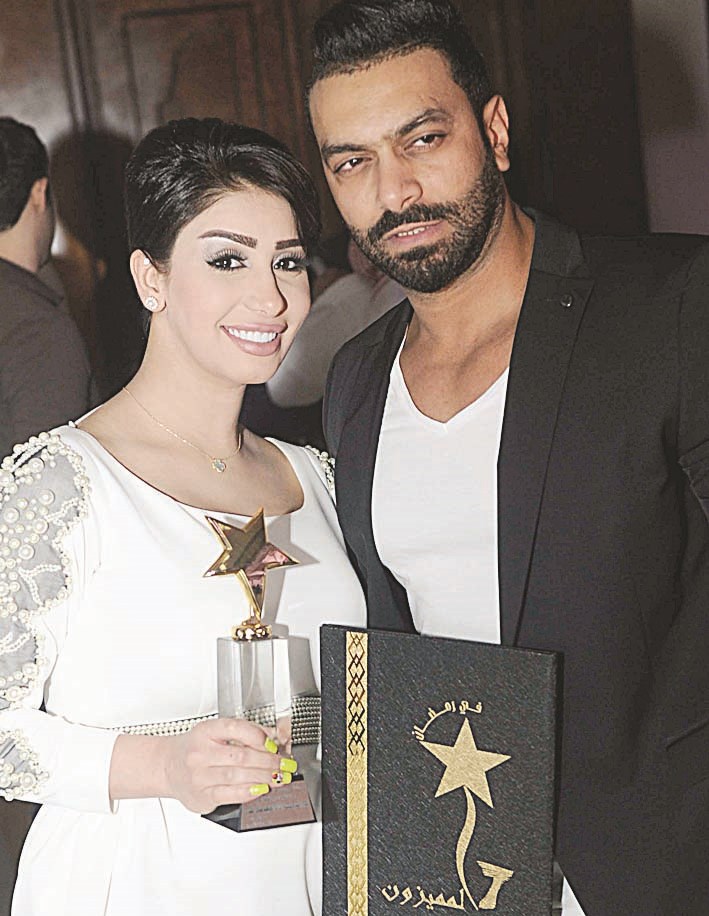 هنادي الكندري إلى جانب زوجها