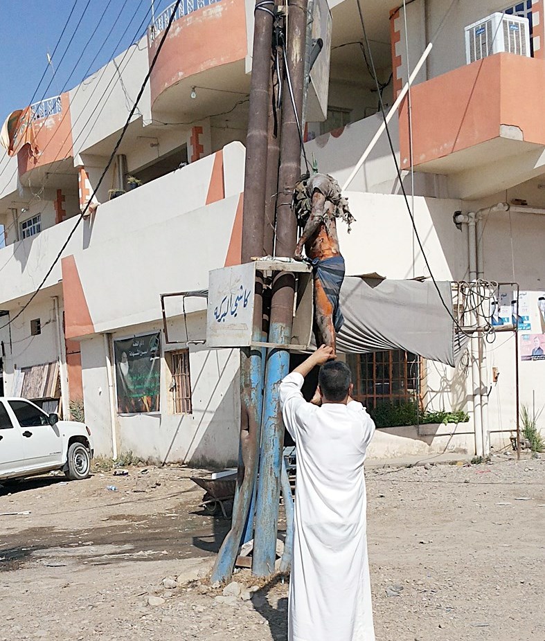 u0639u0631u0627u0642u064a u064au0644u062au0642u0637 u0635u0648u0631u0629 u0644u062cu062bu0629 u0645u0633u0644u0651u062d u0645u0646 u00abu0627u0644u062fu0648u0644u0629 u0627u0644u0625u0633u0644u0627u0645u064au0629u00bb u0645u0639u0644u0651u0642u0629 u0641u064a u0628u0639u0642u0648u0628u0629 u0623u0645u0633 (u0623 u0641 u0628)