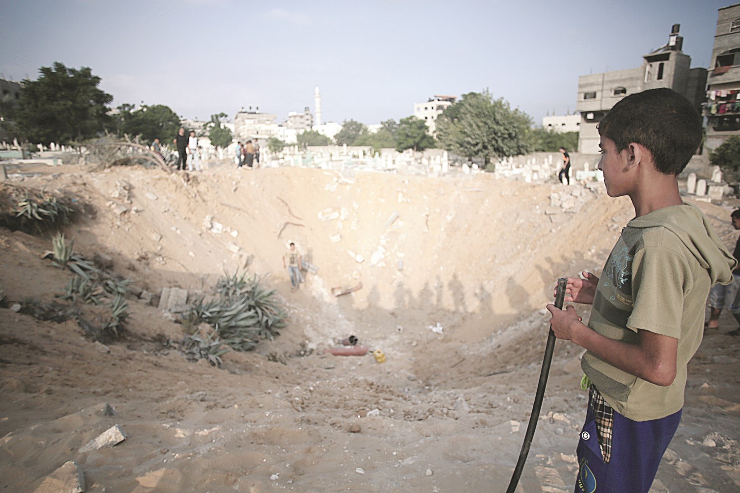 u0648u0644u062f u0641u0644u0633u0637u064au0646u064a u0623u0645u0627u0645 u062du0641u0631u0629 u0639u0645u0644u0627u0642u0629 u0623u062du062fu062bu062au0647u0627 u0642u0630u064au0641u0629 u0625u0633u0631u0627u0626u064au0644u064au0629 u0641u064a u0645u0642u0628u0631u0629 u0645u062eu064au0645 u062cu0628u0627u0644u064au0627 u0634u0631u0642 u063au0632u0629 (u0627 u0628)