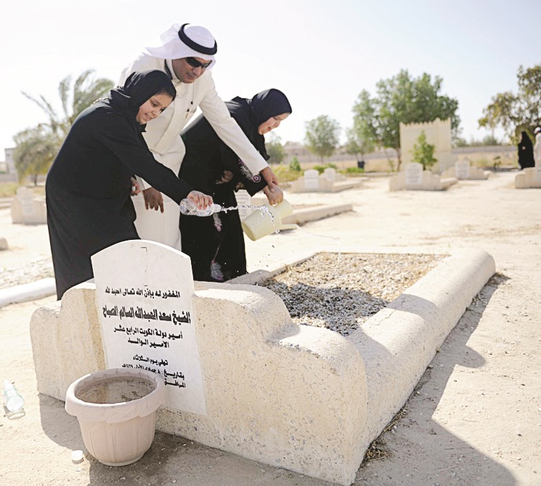 يرشون الماء على قبر الشيخ سعد العبدالله