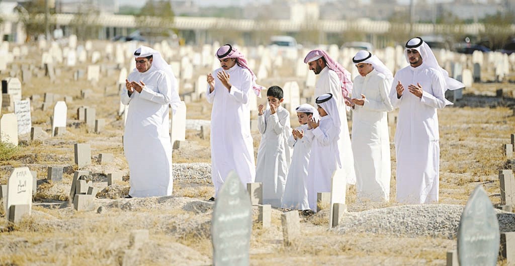 الأطفال إلى جوار الكبار يرفعون أكفهم بالدعاء لذويهم (تصوير نايف العقلة)