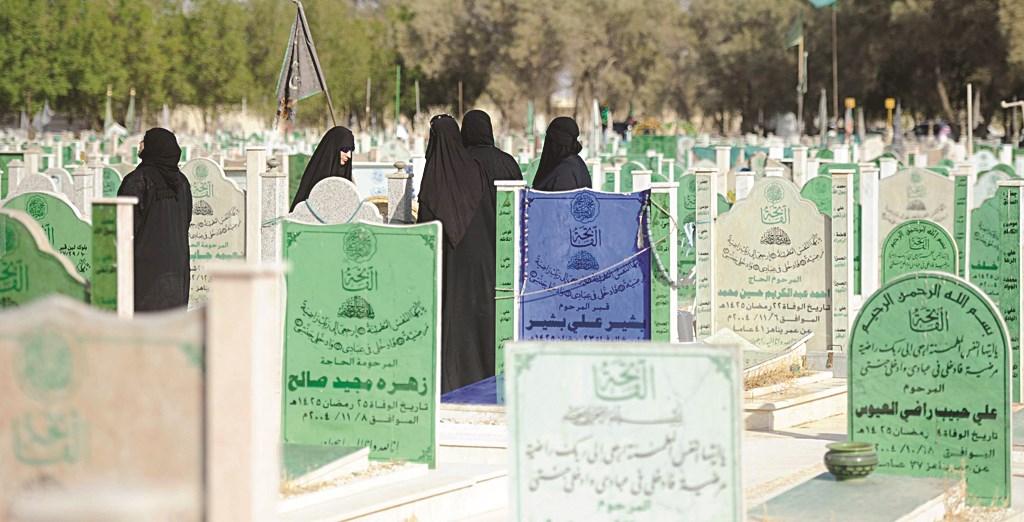 سيدات حرصن على زيارة المقابر في يوم العيد