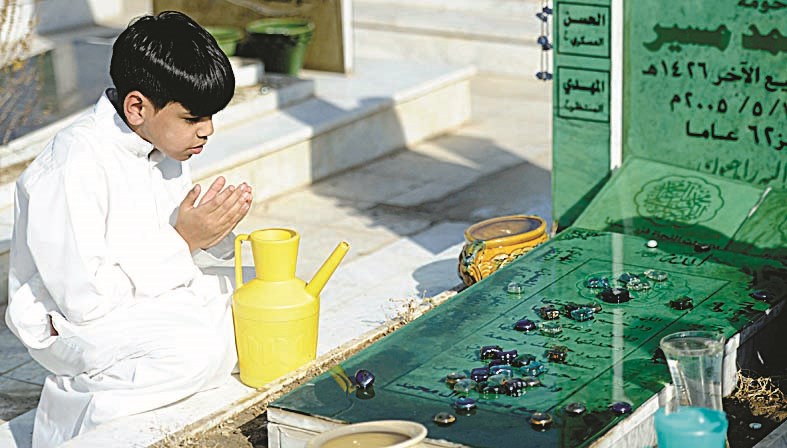 طفل يدعو لأحد أقاربه بالرحمة والمغفرة