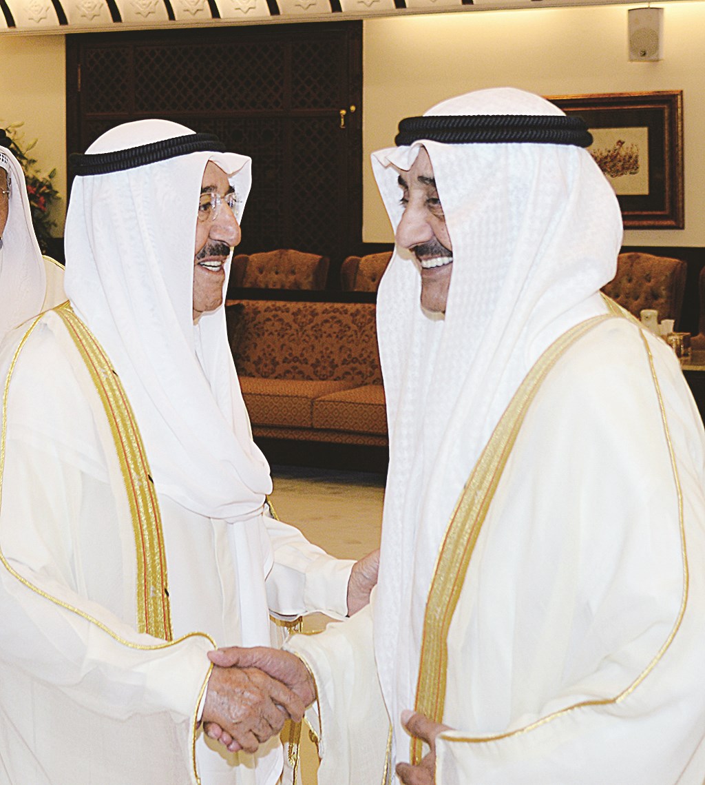 سموه مصافحا جاسم الخرافي