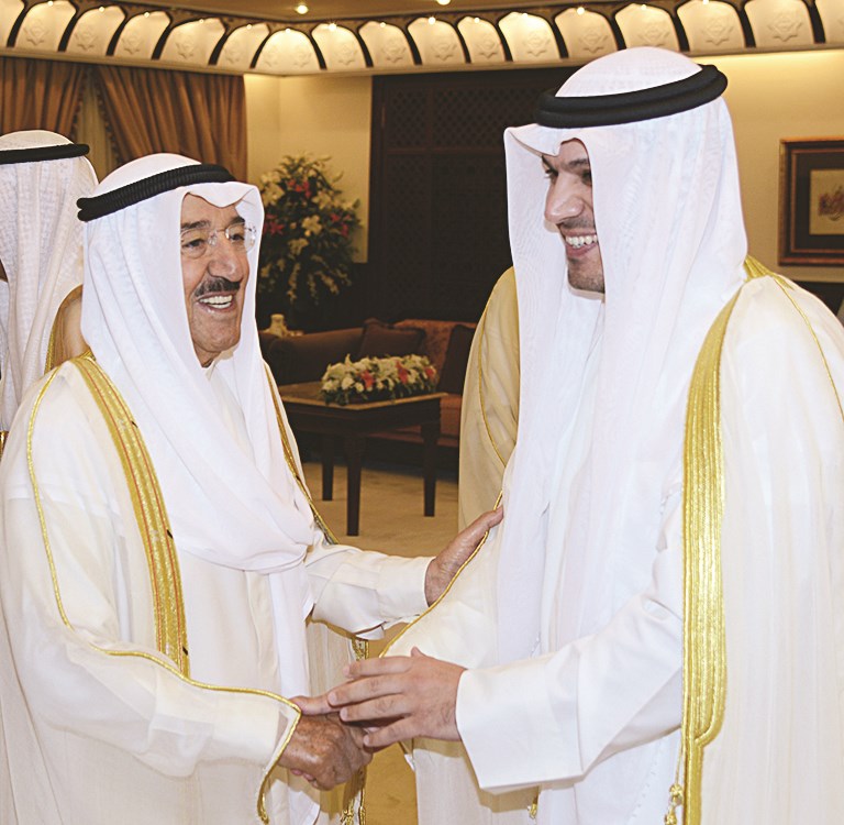 الأمير مصافحا محافظ البنك المركزي محمد الهاشل