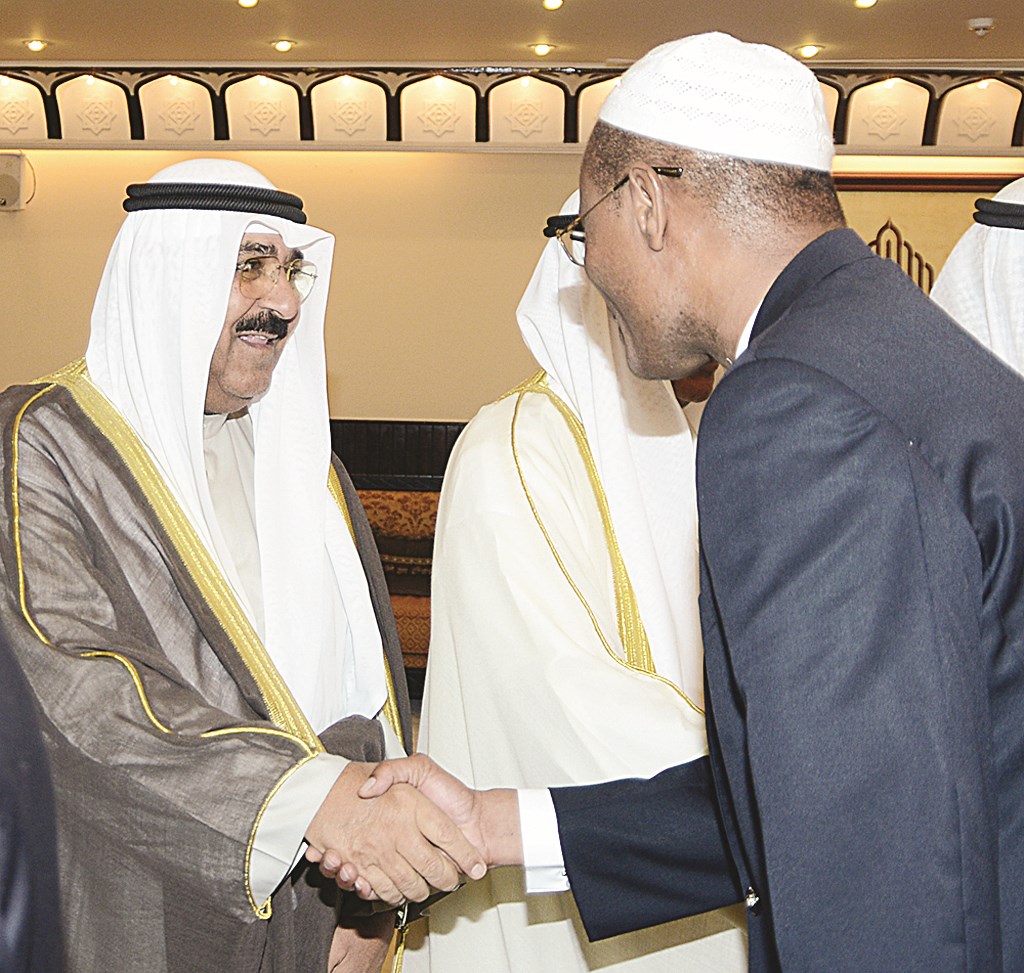 مشعل الأحمد مرحبا بأحد السفراء