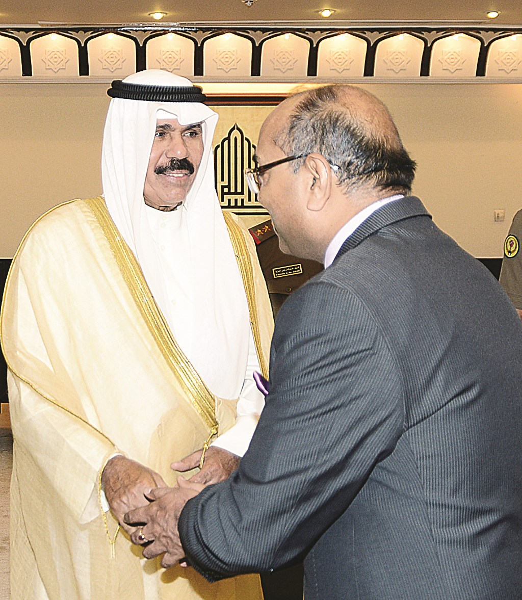 ولي العهد مرحبا بأحد الديبلوماسيين