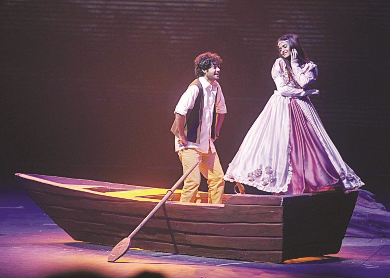 مشهد من العرض المسرحي