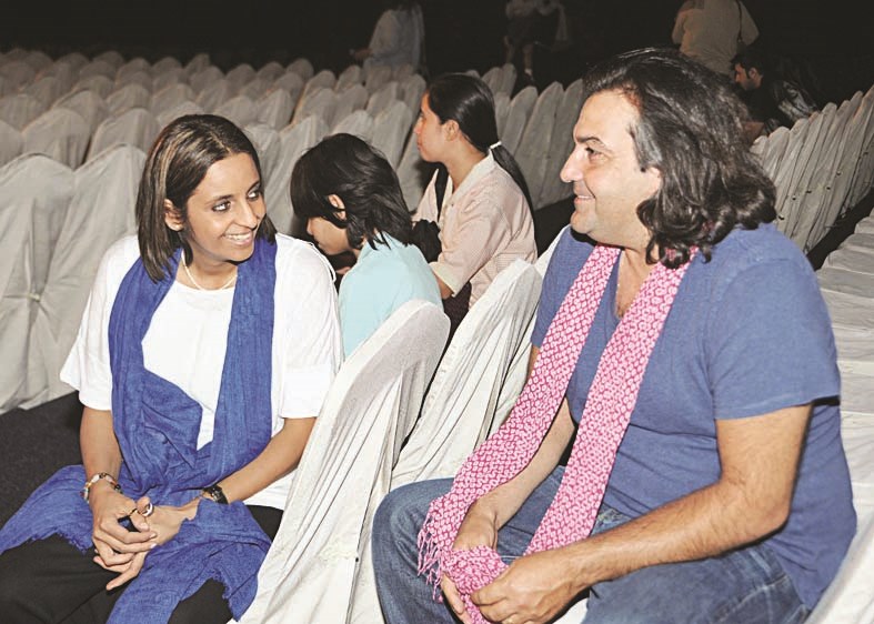 حوار بين سمير عبود وهبة مشاري حمادة (تصوير سعد هنداوي)