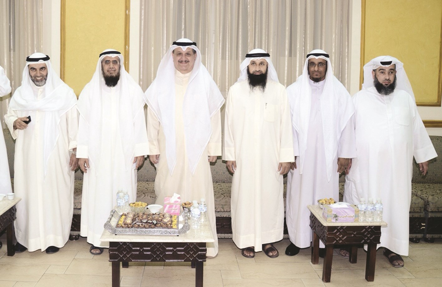 عيسى الكندري والعيسى يتوسطان الحضور