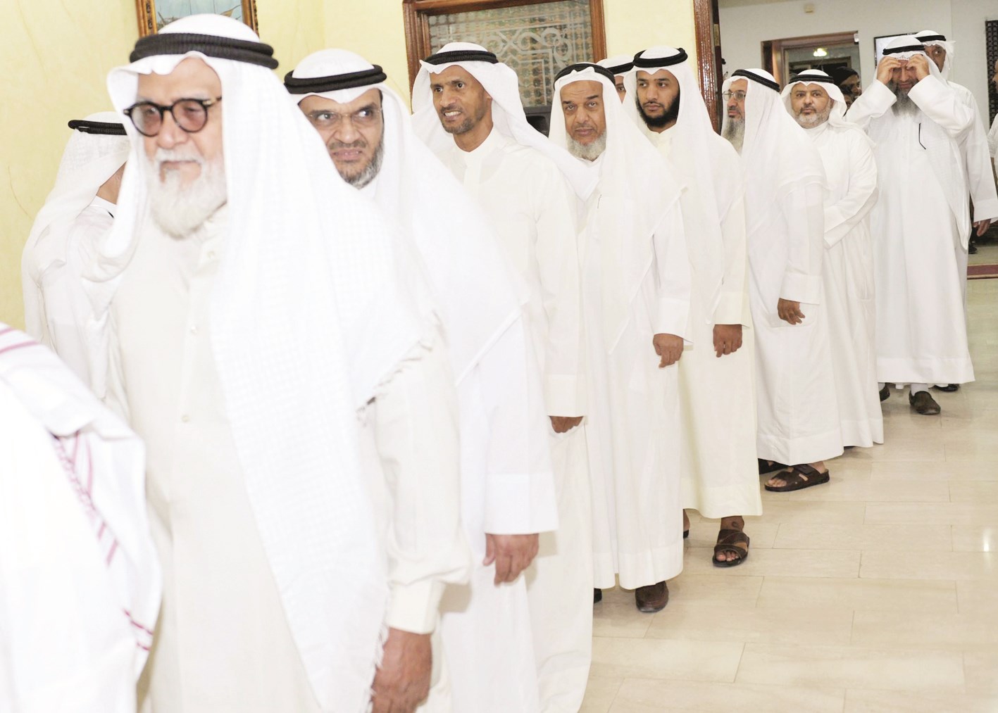 حشود المهنئين تقدم التبريكات بالعيد