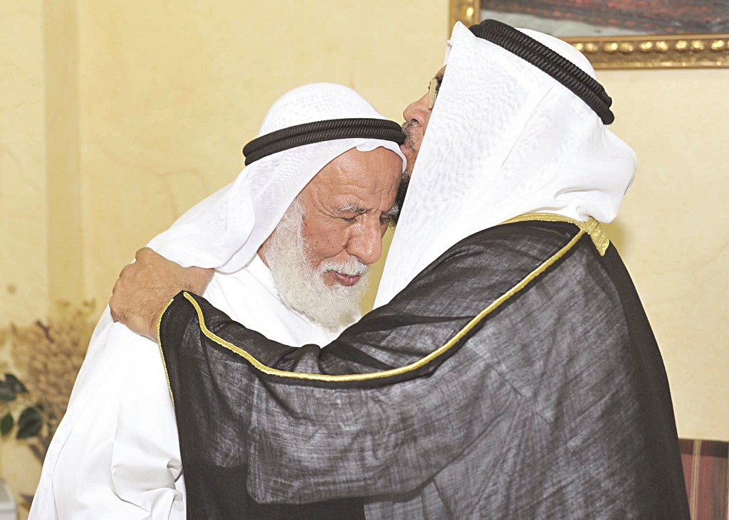 قبلة من أحد المهنئين على جبين الرومي (تصوير سعد هنداوي)