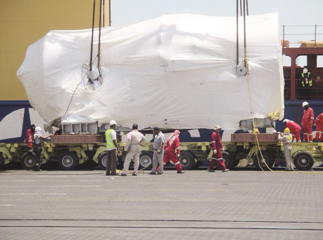 ... ولحظة تحميلها تمهيداً لتركيبها