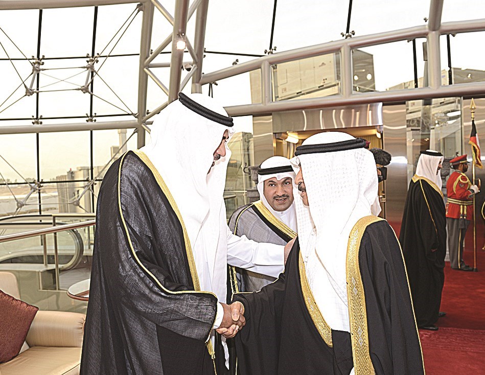 صباح الخالد مصافحاً خليفة بن سلمان لدى وصوله