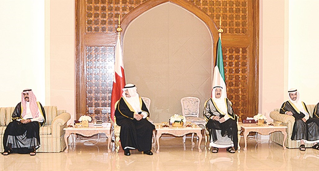 الأمير متوسطا خليفة بن سلمان وولي العهد والغانم