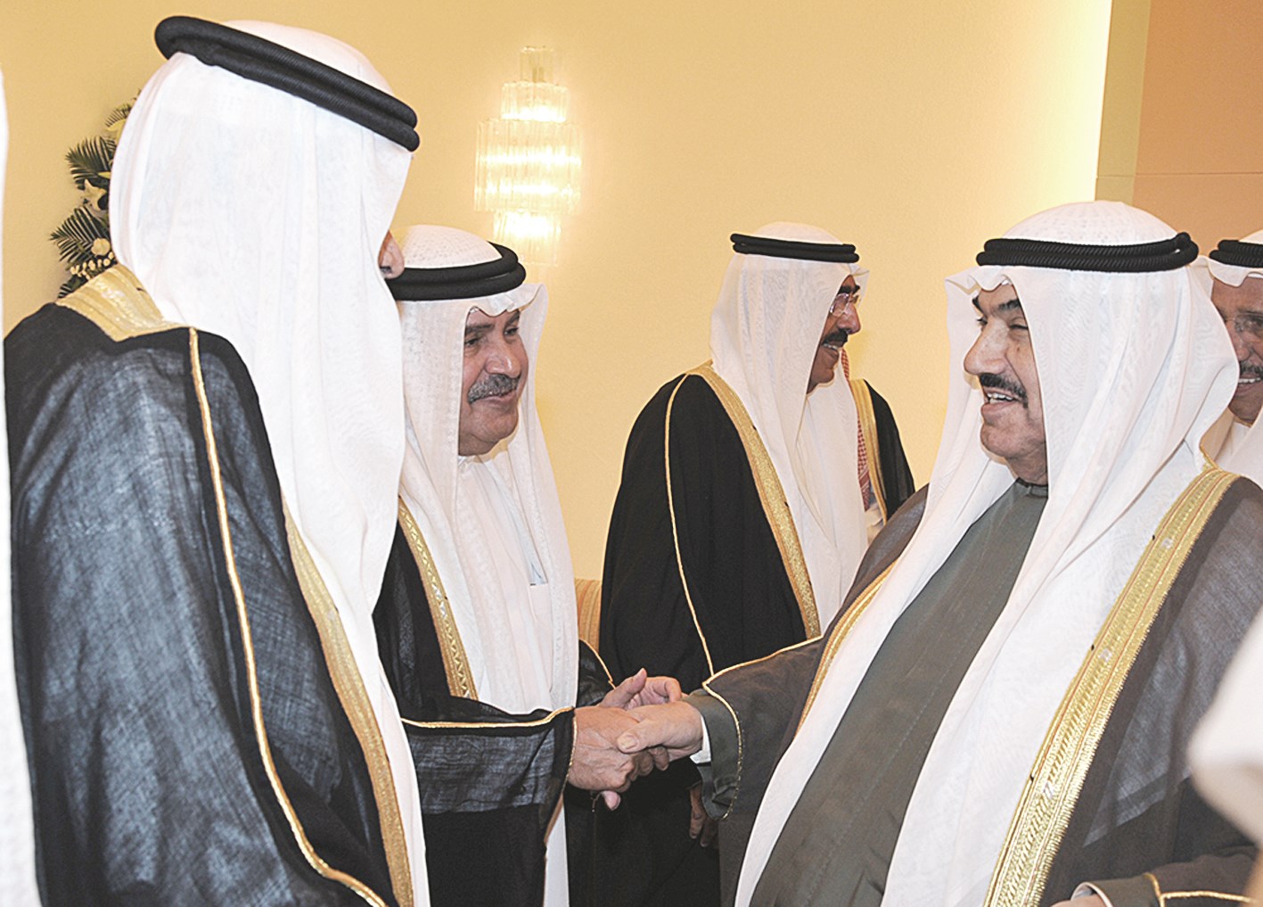 ناصر المحمد مصافحاً خليفة بن سلمان