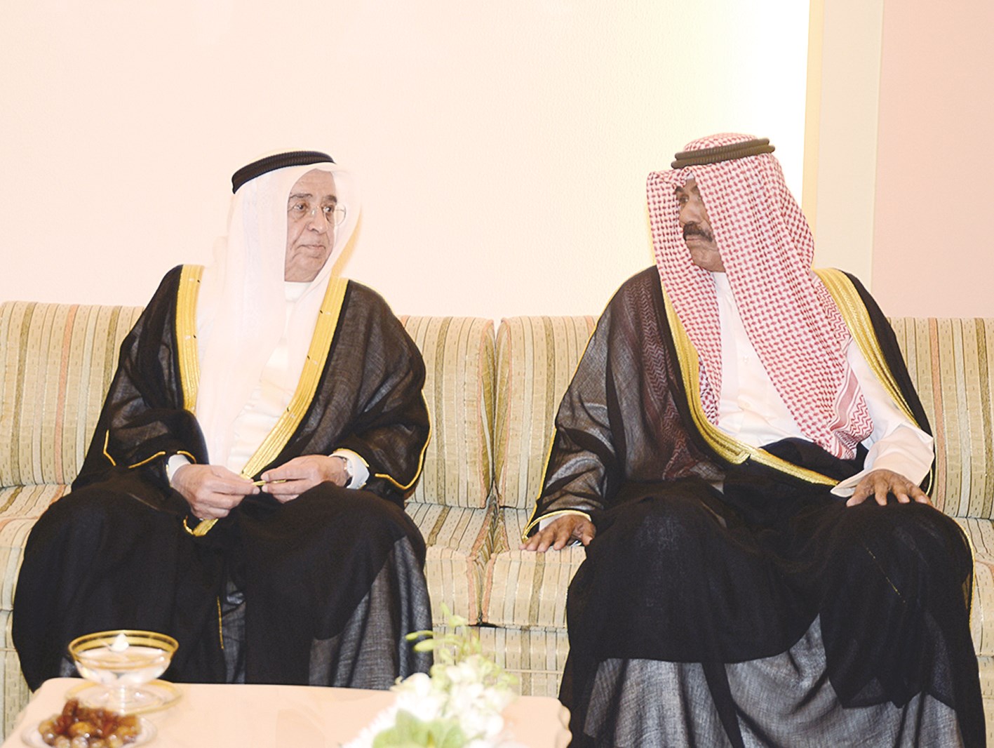 ولي العهد وأحد أعضاء الوفد البحريني