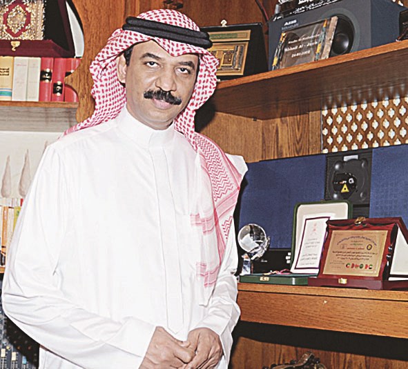 الجوهر محاطاً ببعض جوائزه