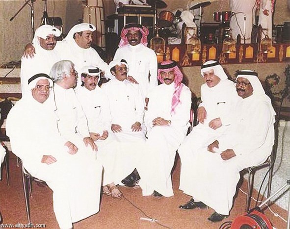 مجموعة من النجوم والإعلاميين حول طلال وعبادي ولطفي زيني - 1985