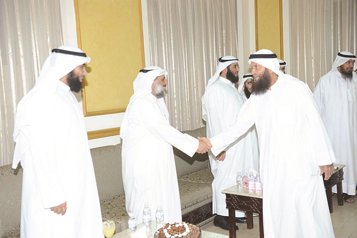 خالد السلطان مهنئاً  (تصوير جلال معوض)