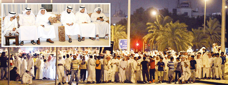 طليعة المسيرة المؤيدة للبراك وفي الإطار «رفاق الدرب» ... النواب السابقون بقوا في ديوانيته (تصوير زكريا عطية ونايف العقلة)