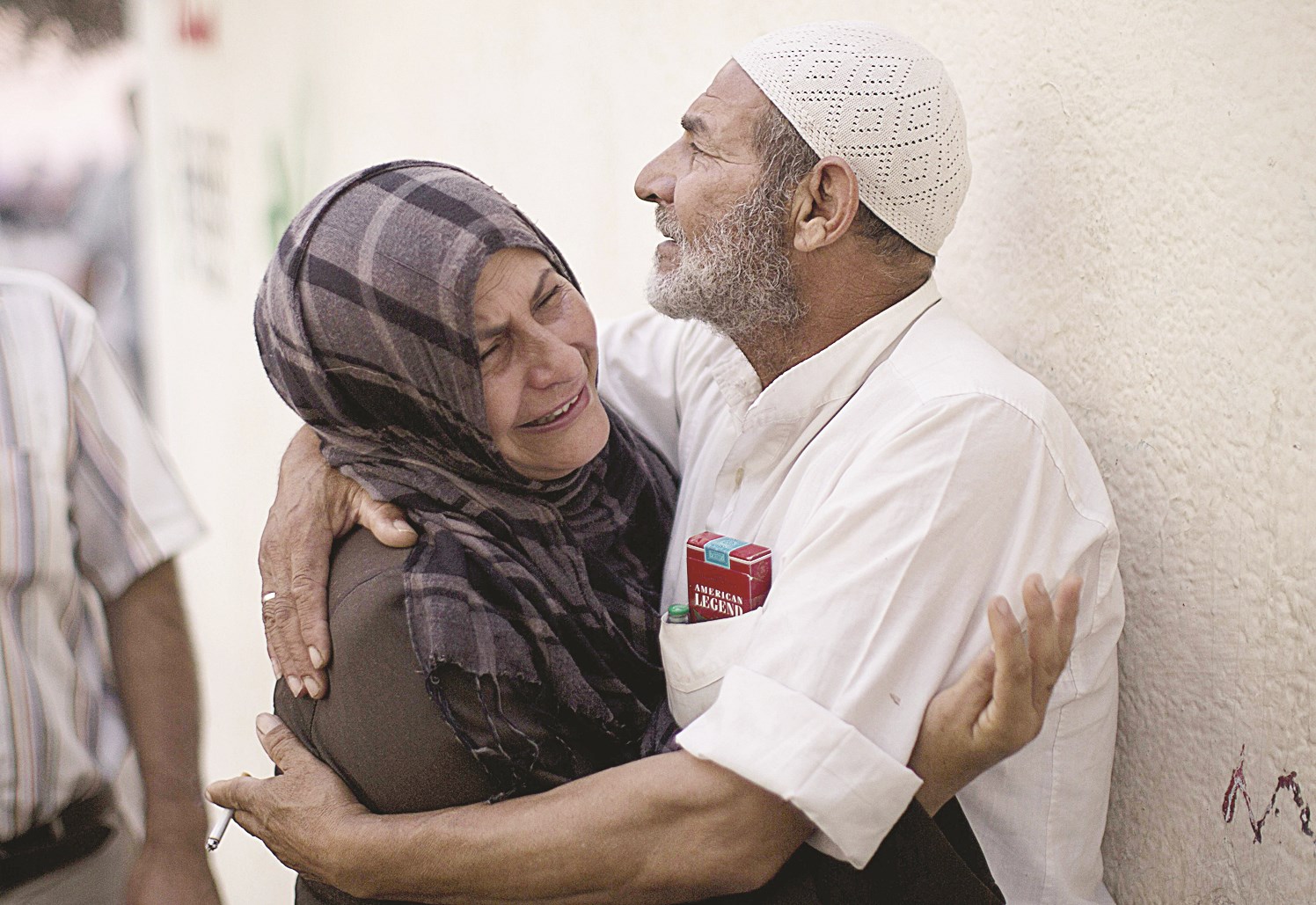 u0631u062cu0644 u0648u0632u0648u062cu062au0647 u064au0646u062au062du0628u0627u0646 u0639u0644u0649 u0641u0642u062fu0627u0646 u0623u0642u0627u0631u0628 u0644u0647u0645u0627 u0641u064a u0627u0644u0642u0635u0641 u0627u0644u0625u0633u0631u0627u0626u064au0644u064a u0639u0644u0649 u063au0632u0629 (u0627 u0641 u0628)