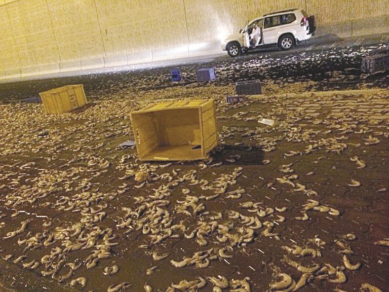 الحمولة مبعثرة بعد انفصال الشاحنة