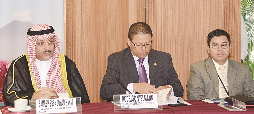 u0627u0644u0633u0641u064au0631 u062du064au0627u062a u0644u062fu0649 u0625u0644u0642u0627u0626u0647 u0627u0644u0645u062du0627u0636u0631u0629