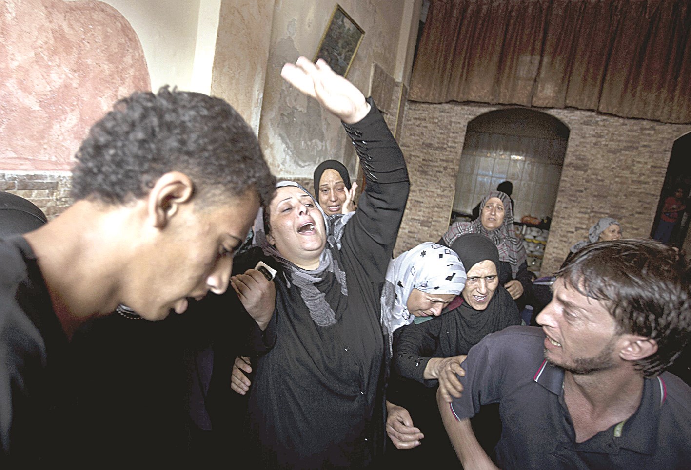 u0641u0644u0633u0637u064au0646u064au0648u0646 u064au0646u062au062du0628u0648u0646 u062eu0644u0627u0644 u062au0634u064au064au0639 u0627u0644u0634u0627u0628 u0645u062du0645u062f u0627u0644u062fu064au0631u064a u0627u0644u0630u064a u0642u062au0644 u0645u0639 u0639u0634u0631u0629 u0622u062eu0631u064au0646 u0641u064a u0642u0635u0641 u0627u0633u0631u0627u0626u064au0644u064a u0639u0644u0649 u063au0632u0629 u0623u0645u0633 (u0627 u0641 u0628)