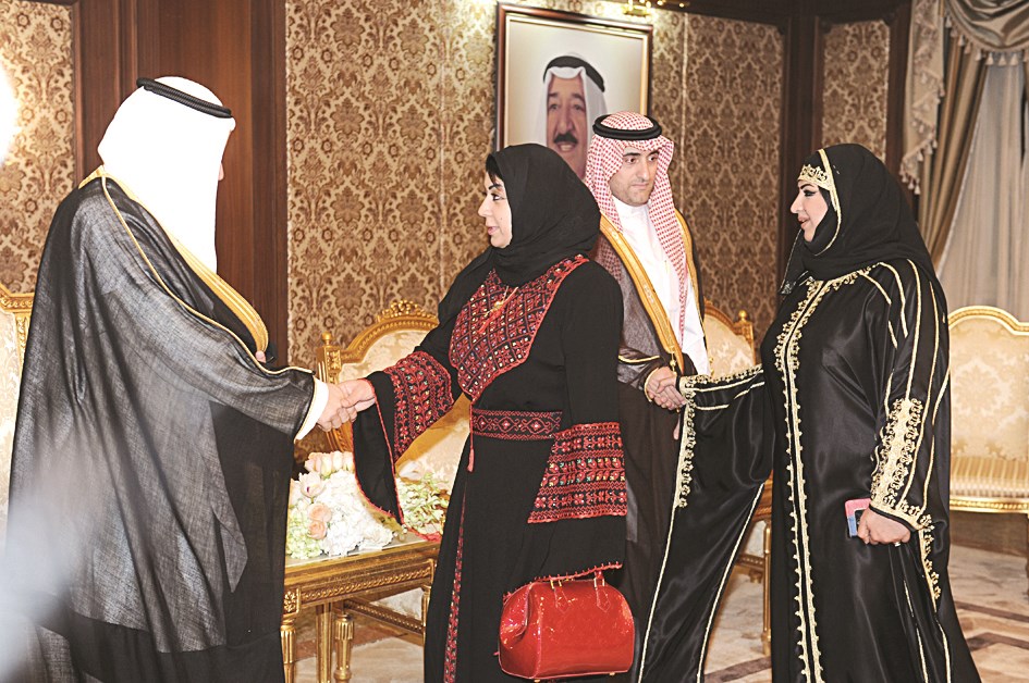 u0627u0644u0645u0627u0644u0643 u064au0631u062du0628 u0628u0628u0639u0636 u0627u0644u0645u0647u0646u0626u0627u062a u0648u0628u062cu0627u0646u0628u0647 u0634u0642u064au0642u0647 (u062au0635u0648u064au0631 u0632u0643u0631u064au0627 u0639u0637u064au0629)