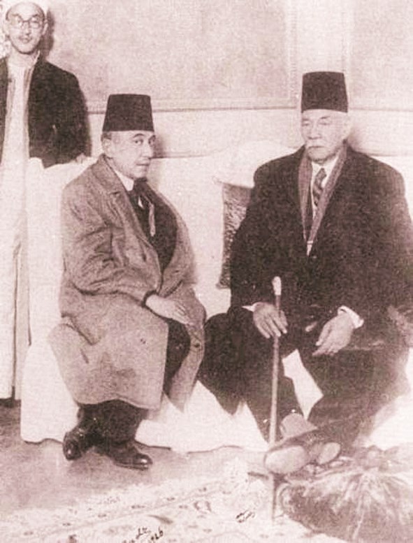 إلى جانب سعد زغلول ويبدو خلفهما محمد عبد الوهاب