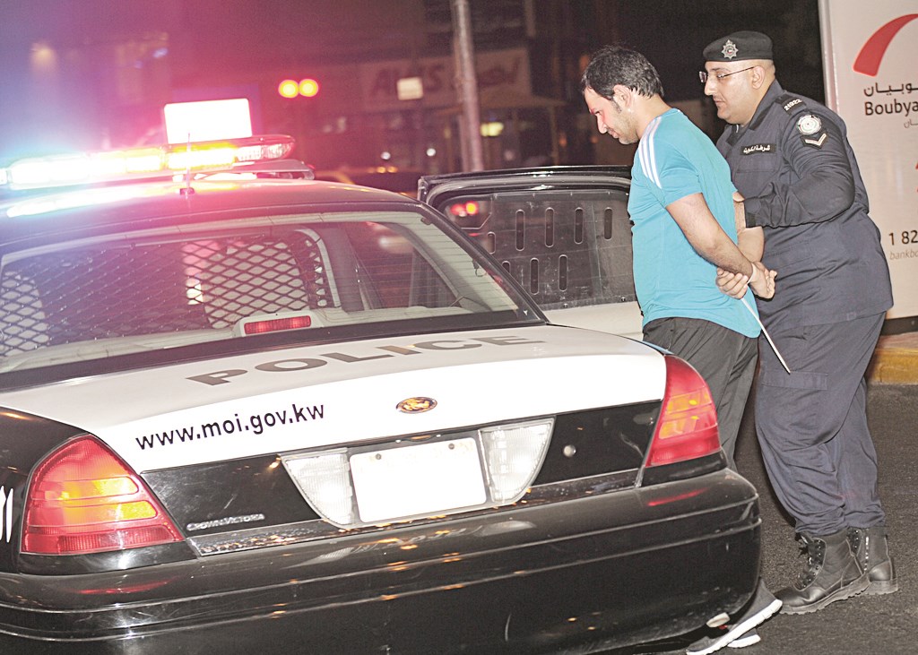 متظاهر في طريقه إلى الحجز