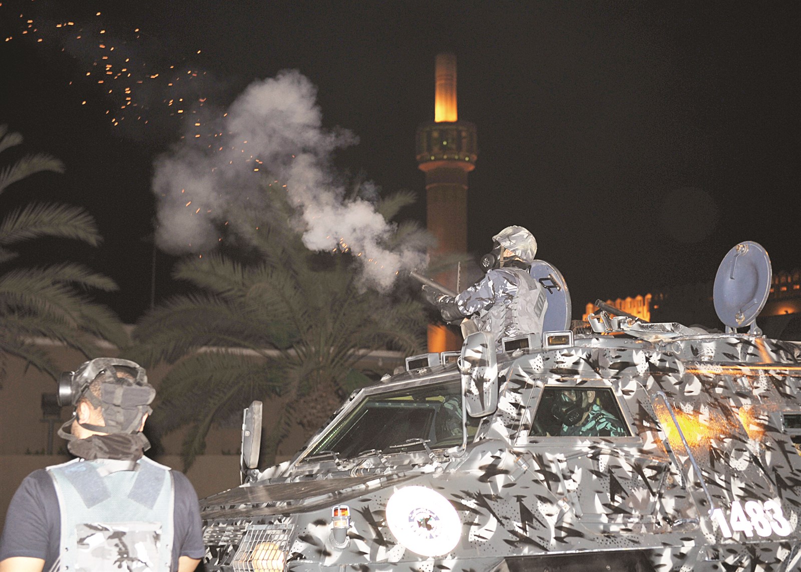 قنابل الدخان تنطلق تجاه المتظاهرين