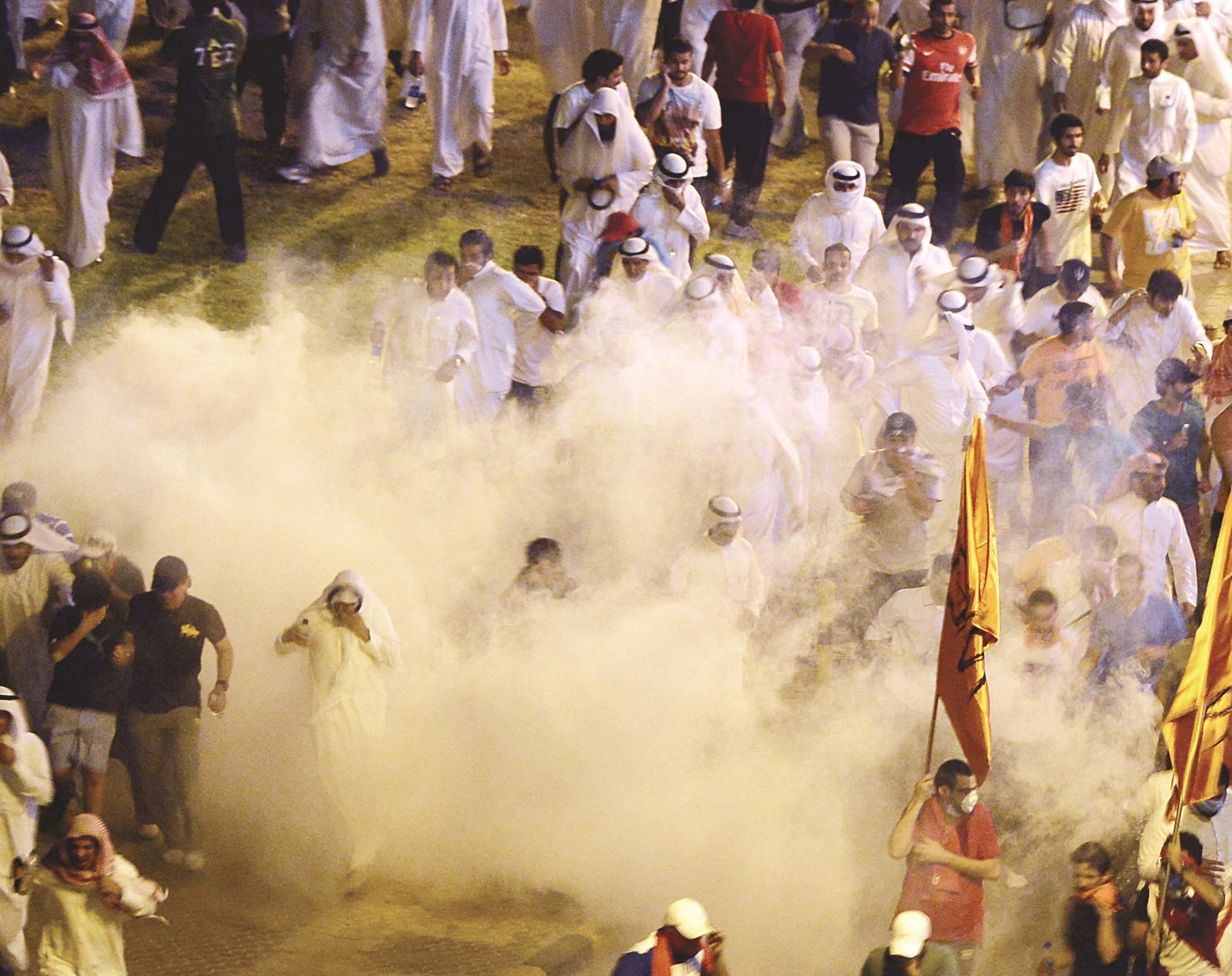 المتظاهرون يسيرون وسط الدخان