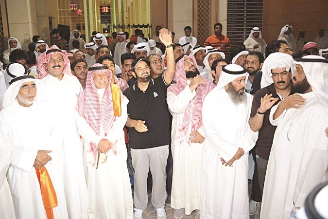 نواب سابقون أمام المسجد الكبير