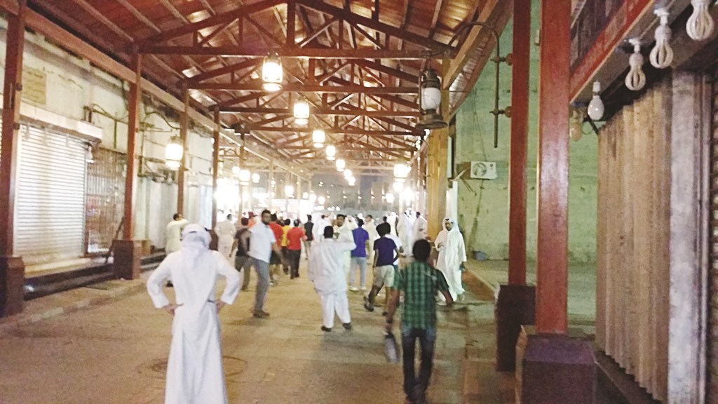 المتظاهرون داخل سوق المباركية