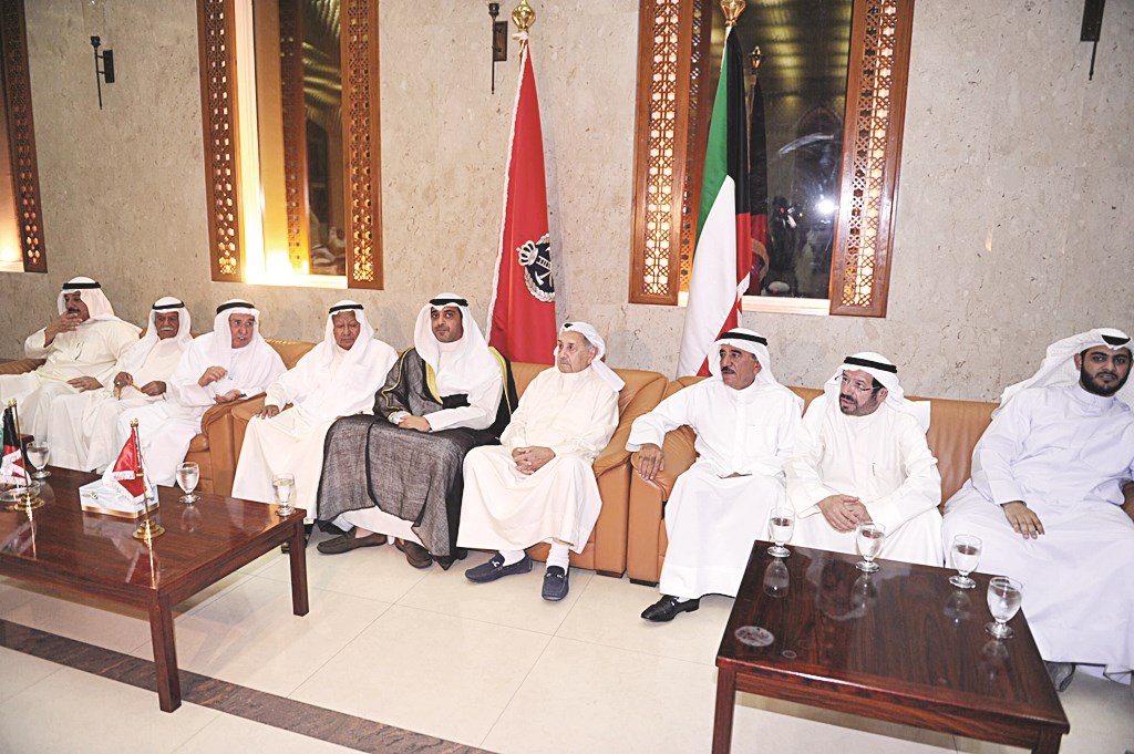 محمد العبدالله متوسطاً قياديي الإطفاء