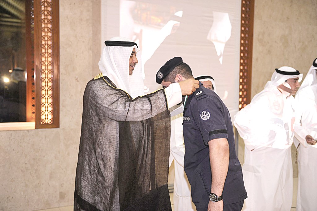 ... تكريم أحد الفائزين بمسابقة القرآن